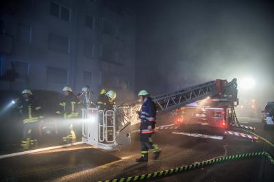 Waiblingen: Holzanbau brennt im Dachgeschoss durch Feuerwerk